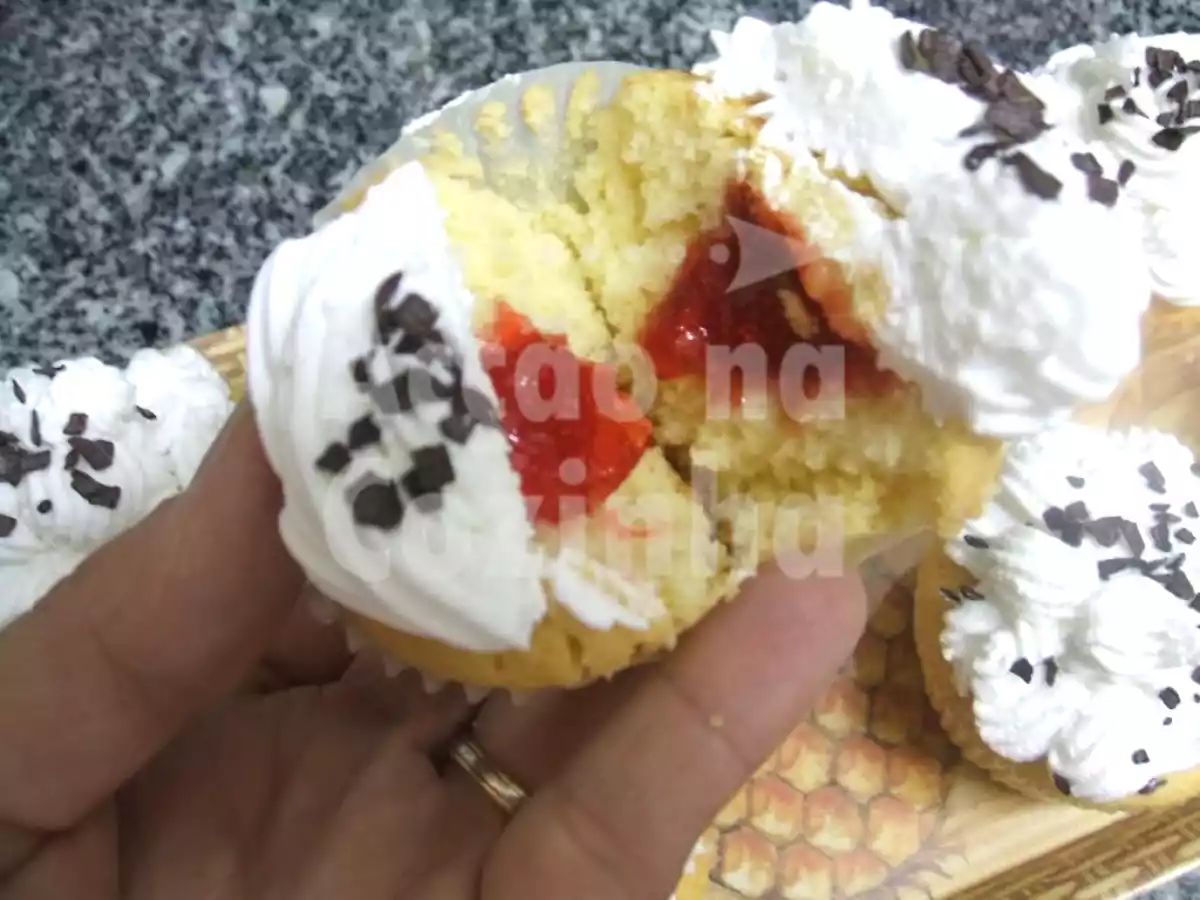 Cupcakes de baunilha com recheio de morango - foto 3