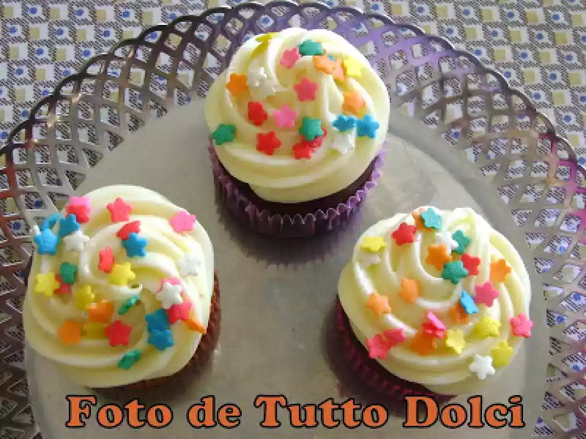 Cupcakes de chocolate com cobertura de cream cheese