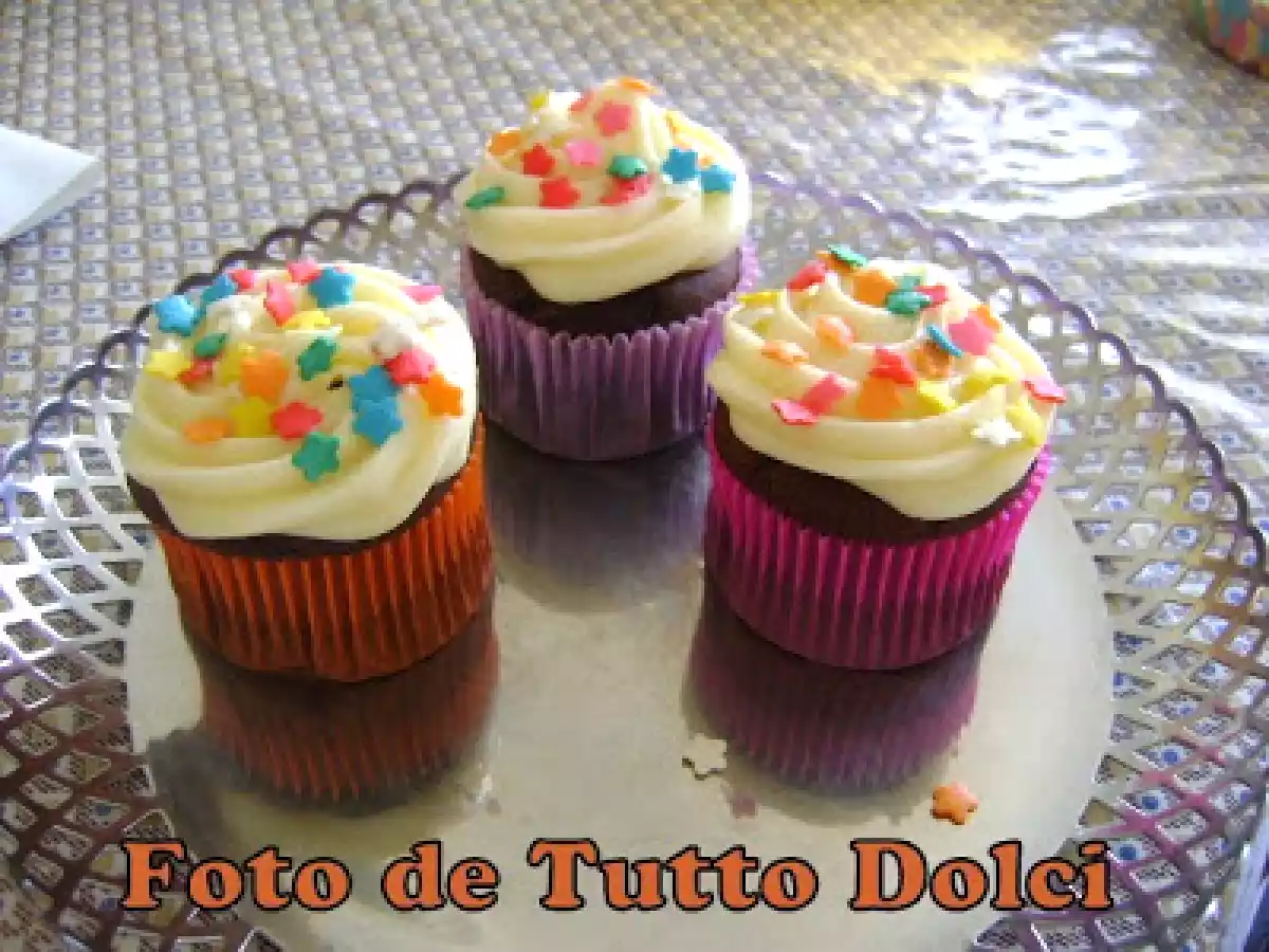 Cupcakes de chocolate com cobertura de cream cheese - foto 3
