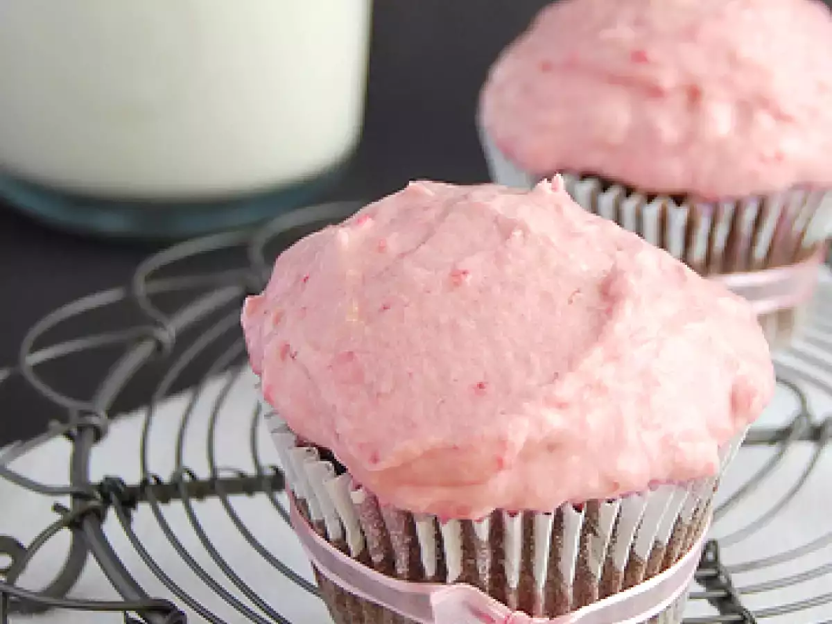 Cupcakes de chocolate e maionese com chantilly de framboesa
