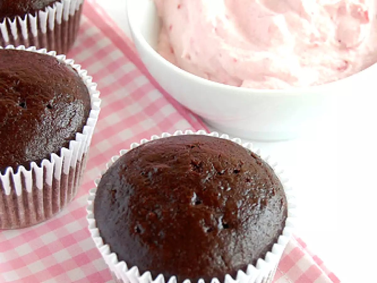 Cupcakes de chocolate e maionese com chantilly de framboesa - foto 2