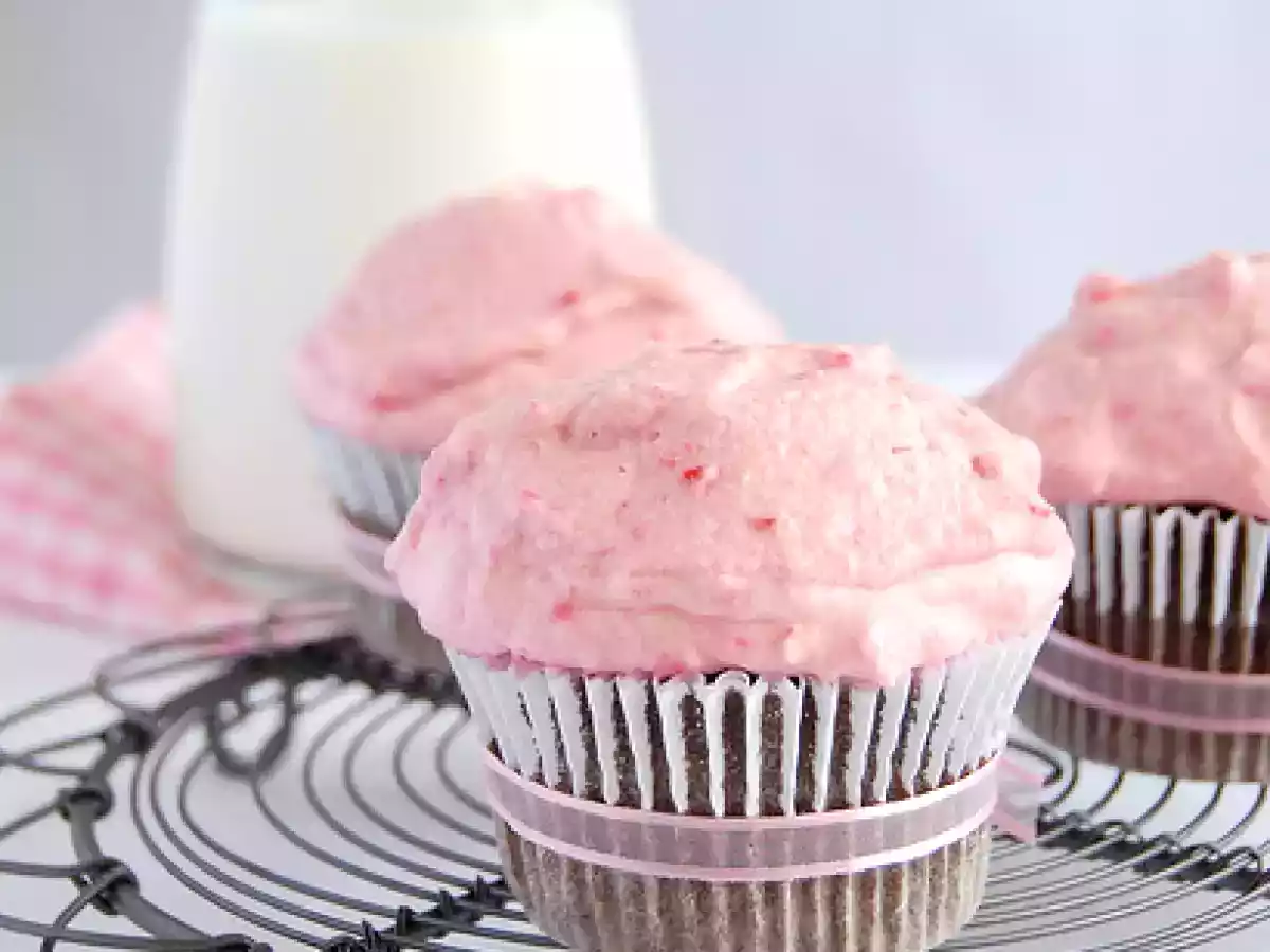 Cupcakes de chocolate e maionese com chantilly de framboesa - foto 3