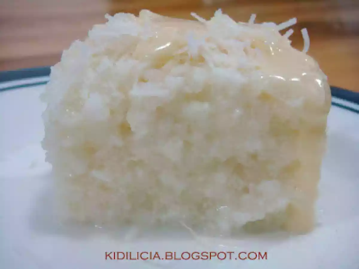 Cuscuz de tapioca e côco com cobertura de leite condensado e mais côco!