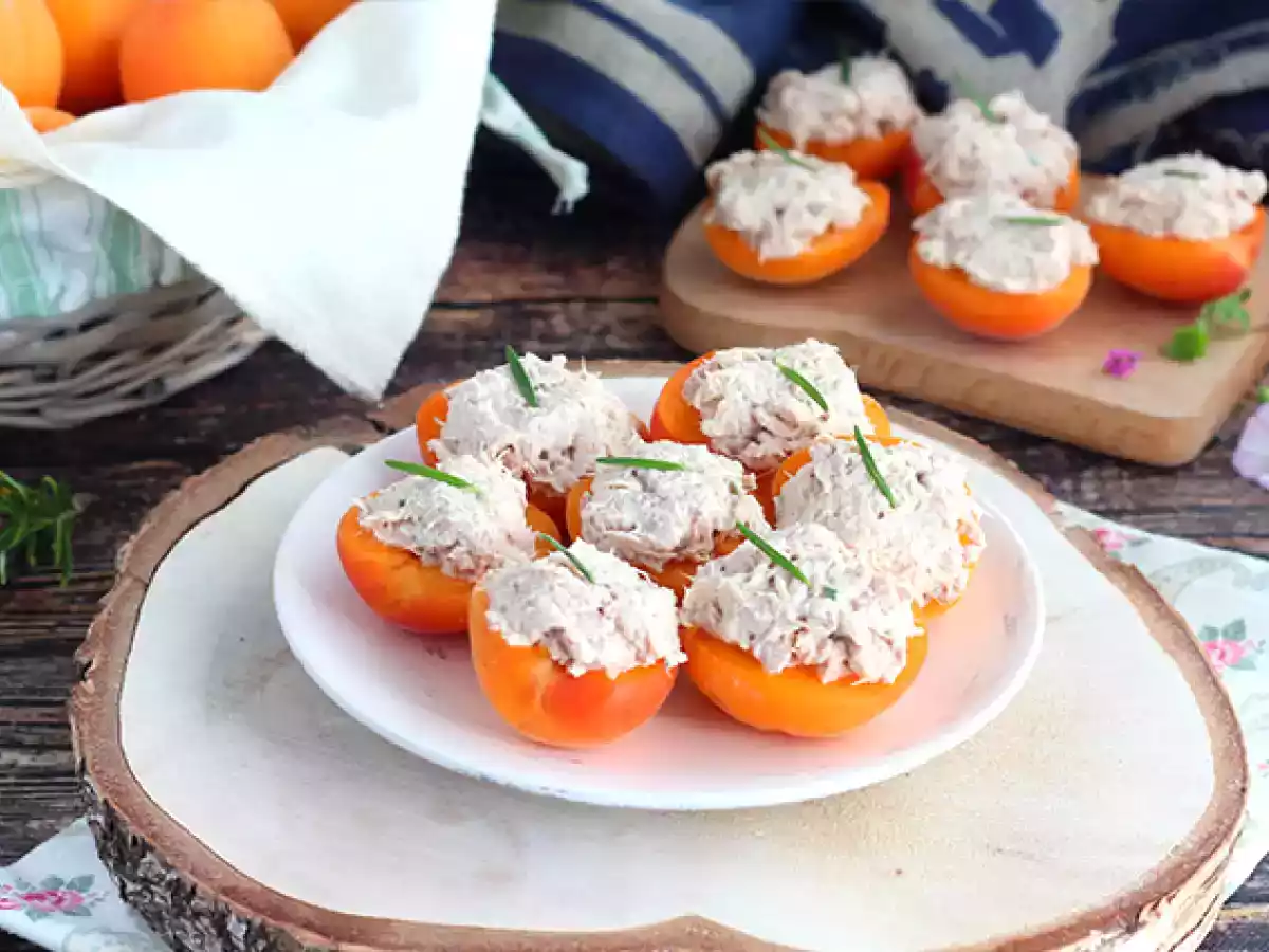Damasco recheado com atum (alperce)
