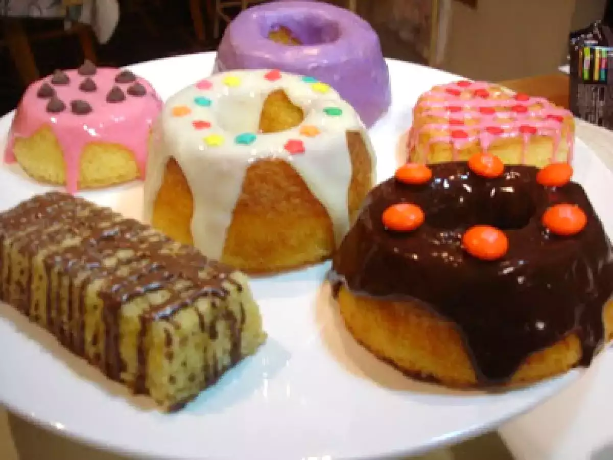 De volta e com muitas expectativas - mini bolos coloridos