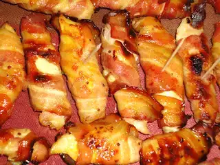 Dedos de frango enrolados em bacon e mel