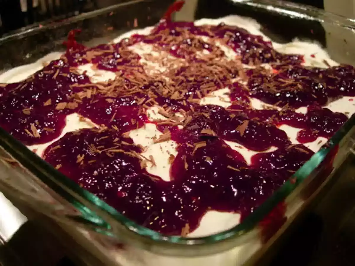 Delícia de mousse de chocolate com molho de framboesa