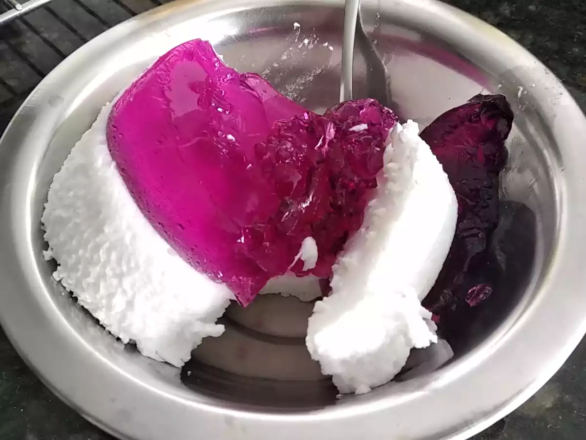 Doce branco e roxo.
