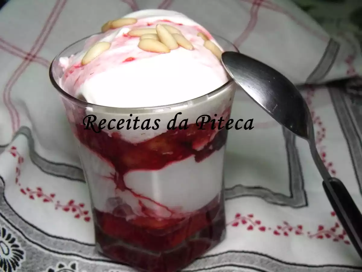 Doce de frutos vermelhos com chantilly