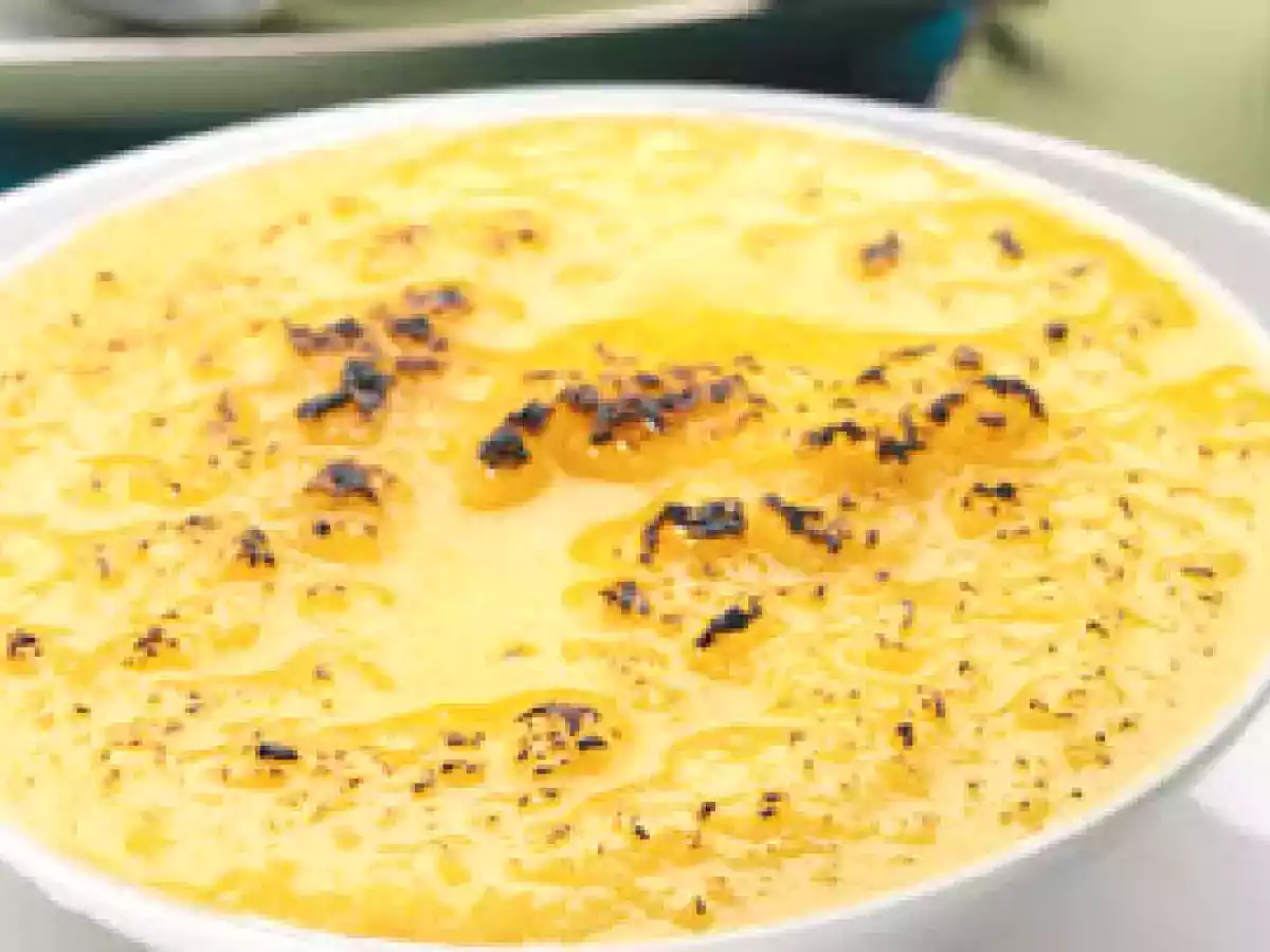 Doce dourado de coco