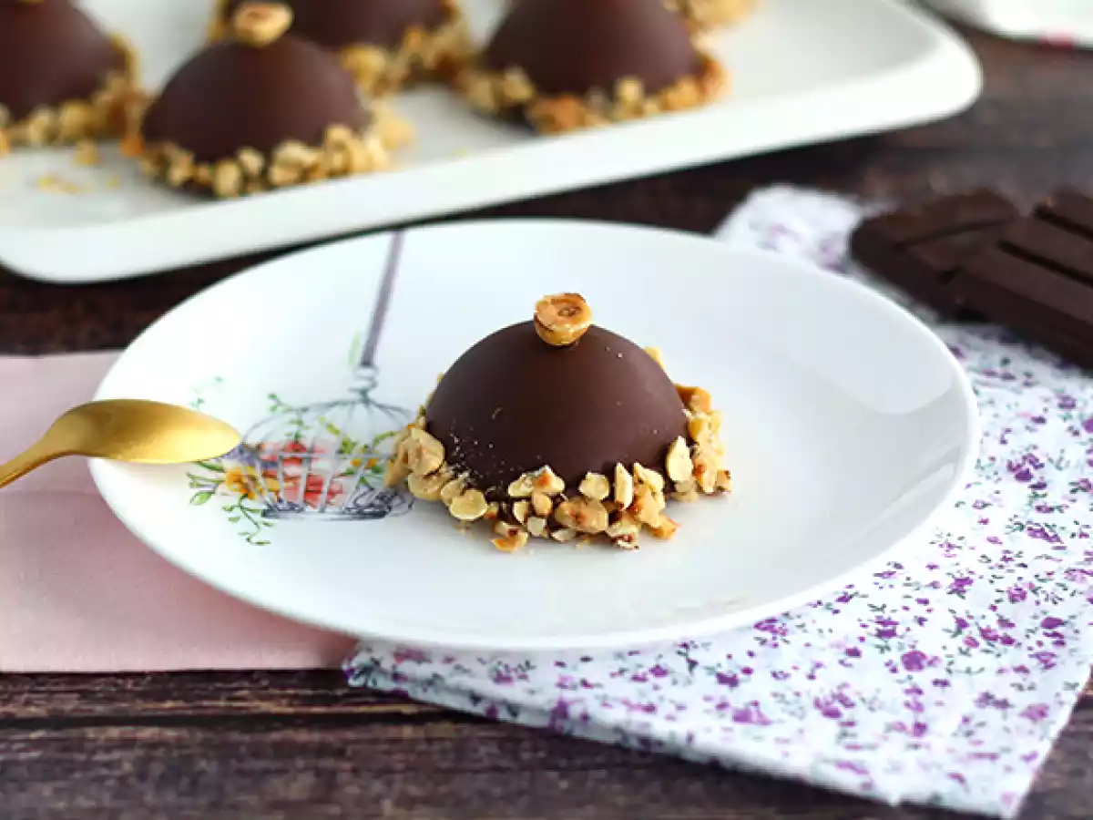 Domos de chocolate e avelã