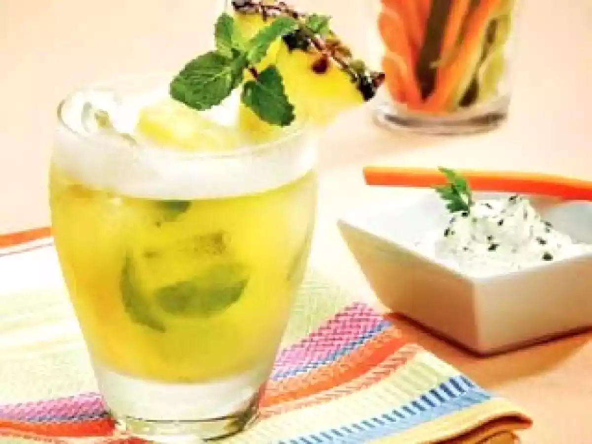 DRINK DE ABACAXI COM HORTELÃ