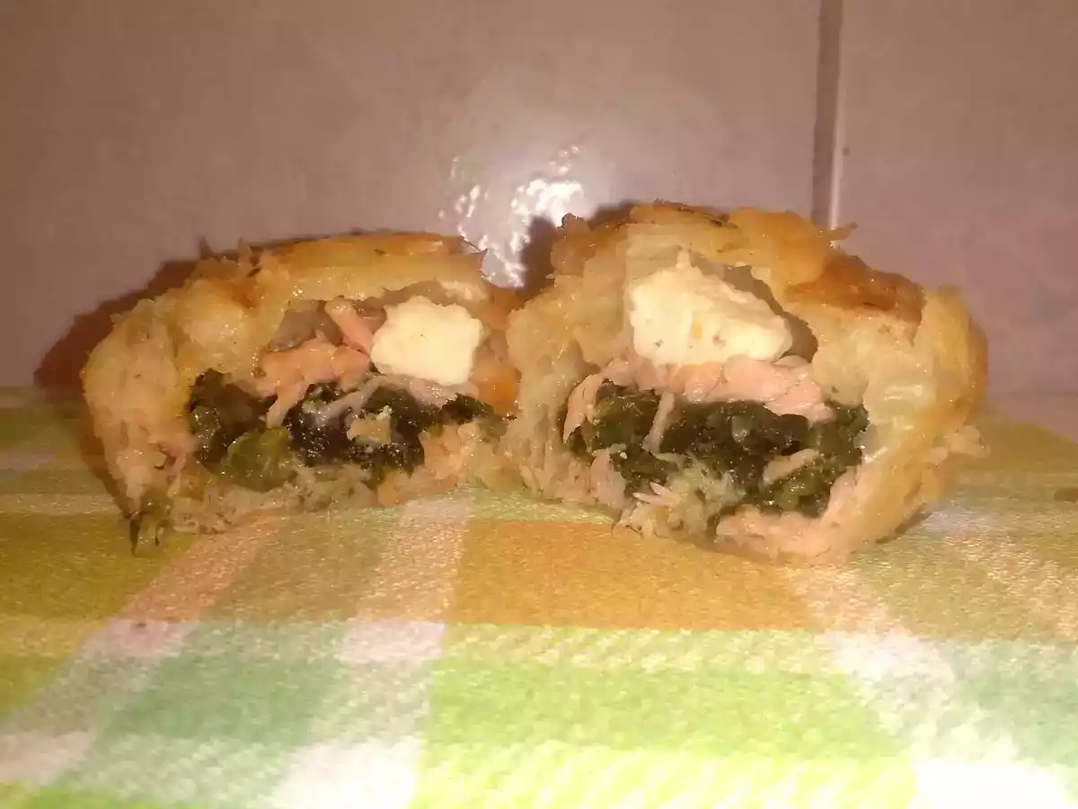 Empadas de salmão fumado, espinafres e queijo feta