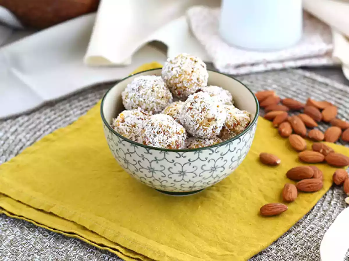 Energy balls de damasco, chá verde e coco ralado (bolas energéticas)