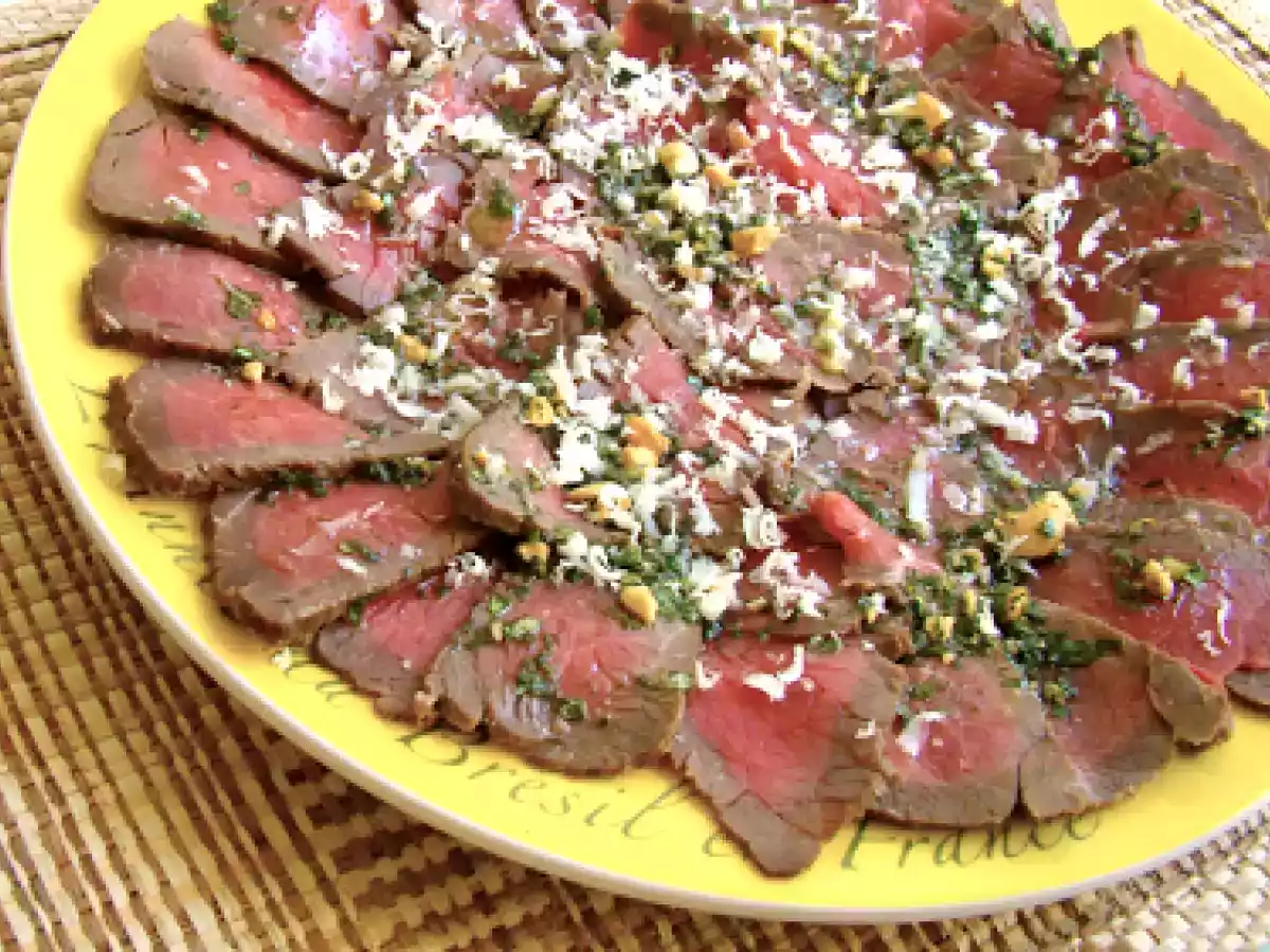 Enfim, de volta. Carpacho de carne de sol com pesto de coentro