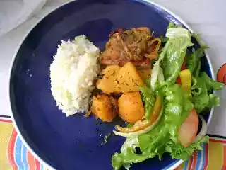 Entrecosto assado no forno, com arroz de forno e batatinhas assadas