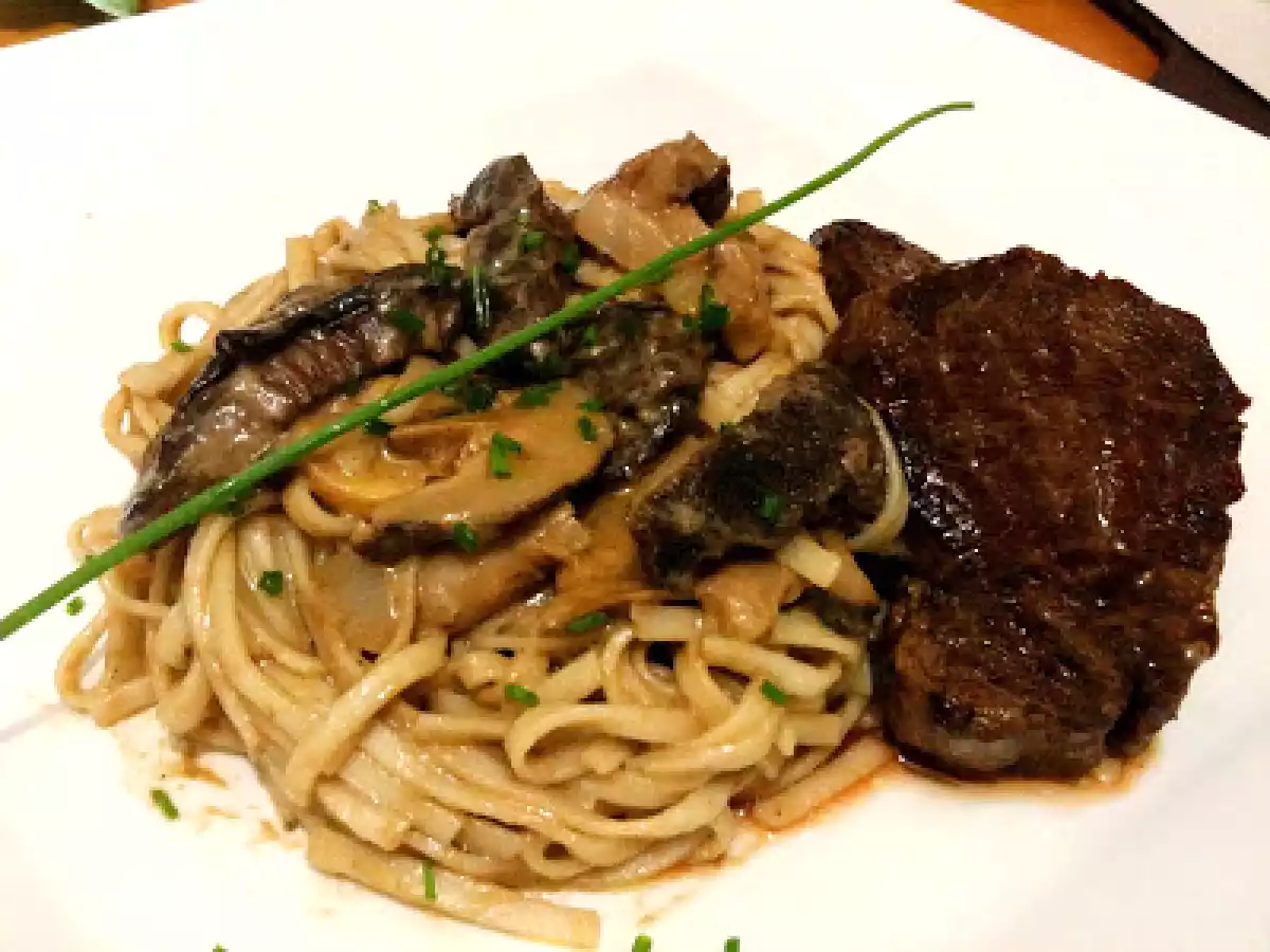 Escalope de mingnon e linguine com molho de mix de cogumelos