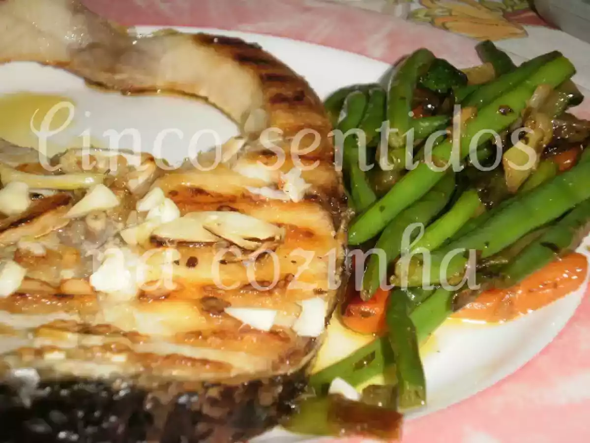 Espadarte grelhado com feijão verde salteado