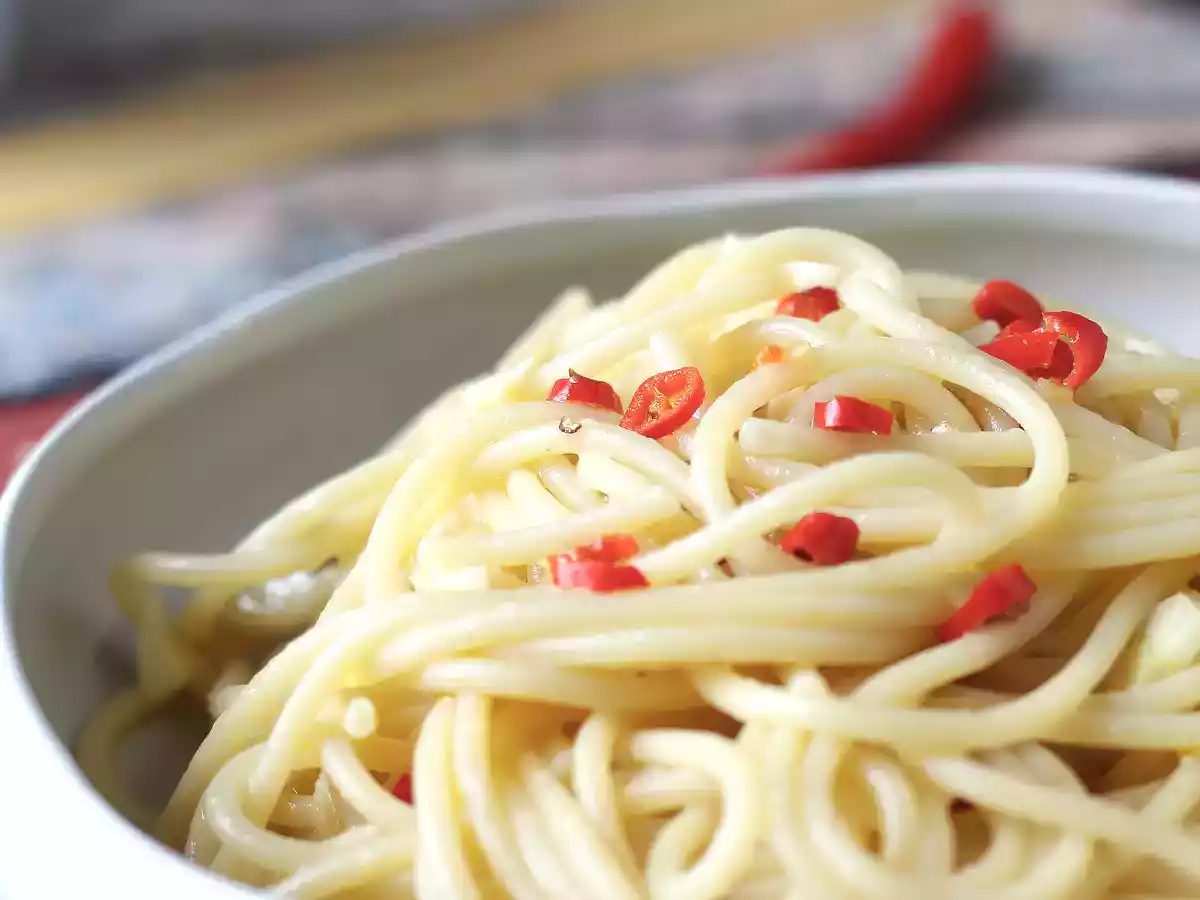 Espaguete alho e óleo (Spaghetti aglio e olio): o clássico italiano pronto em minutos