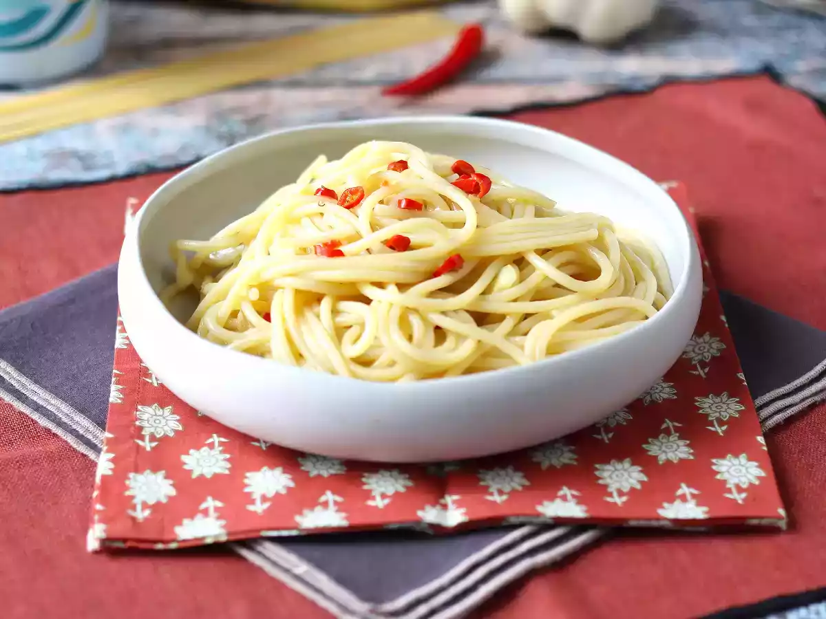 Espaguete alho e óleo (Spaghetti aglio e olio): o clássico italiano pronto em minutos - foto 2