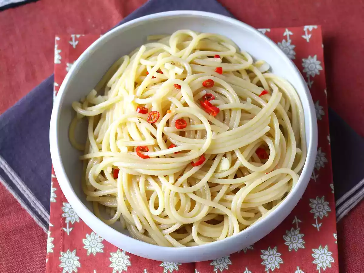 Espaguete alho e óleo (Spaghetti aglio e olio): o clássico italiano pronto em minutos - foto 3