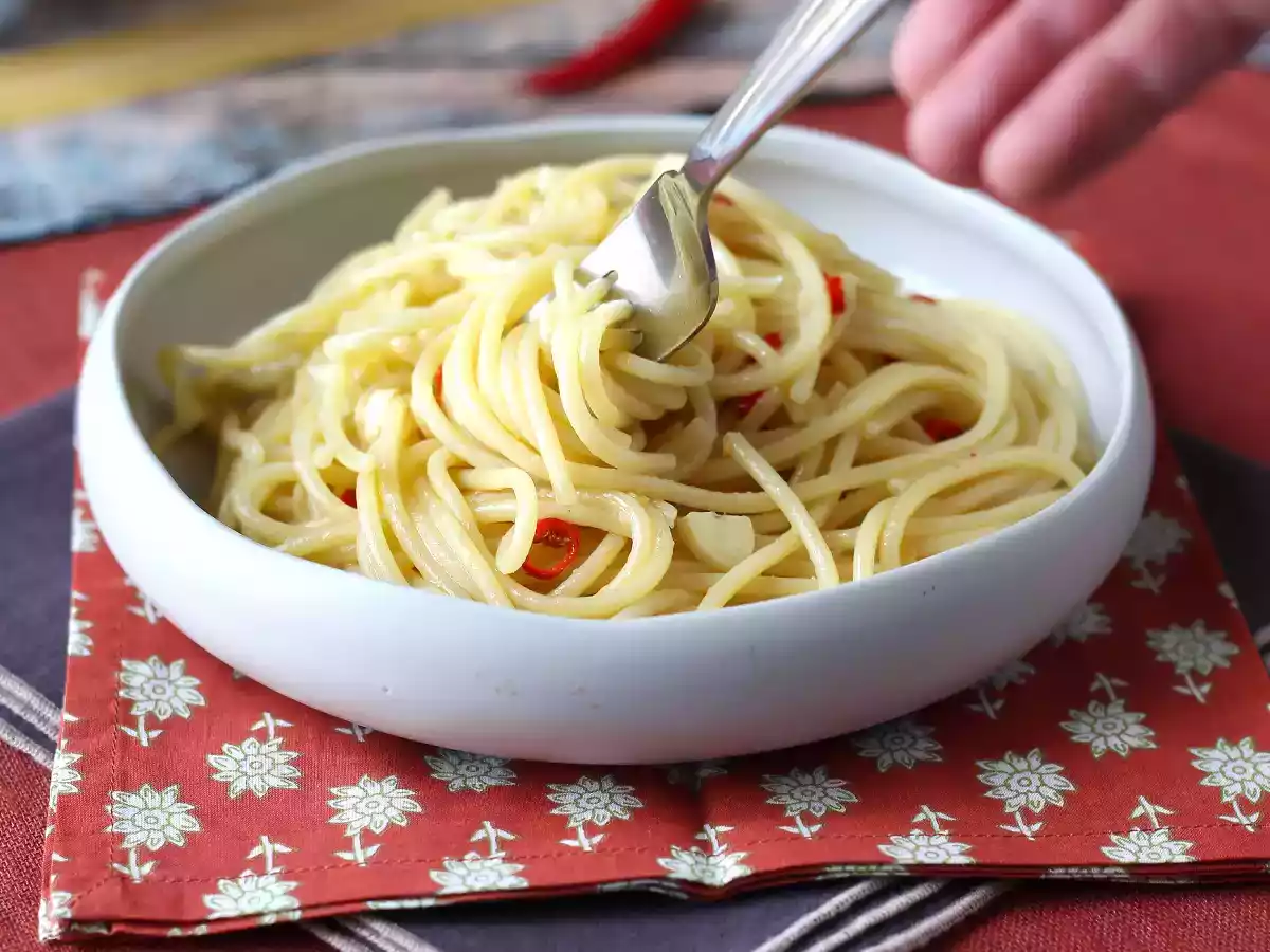 Espaguete alho e óleo (Spaghetti aglio e olio): o clássico italiano pronto em minutos - foto 6