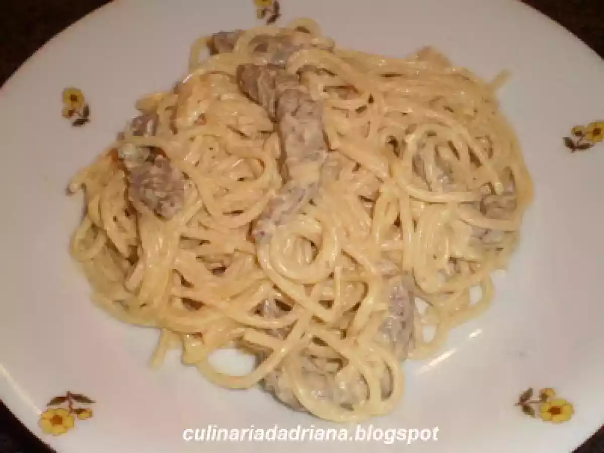 Espaguete com iscas de carne e molho de mostarda