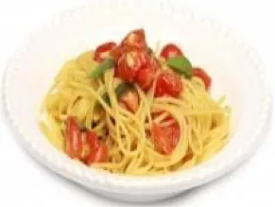 Espaguete com tomate cereja com manjericão