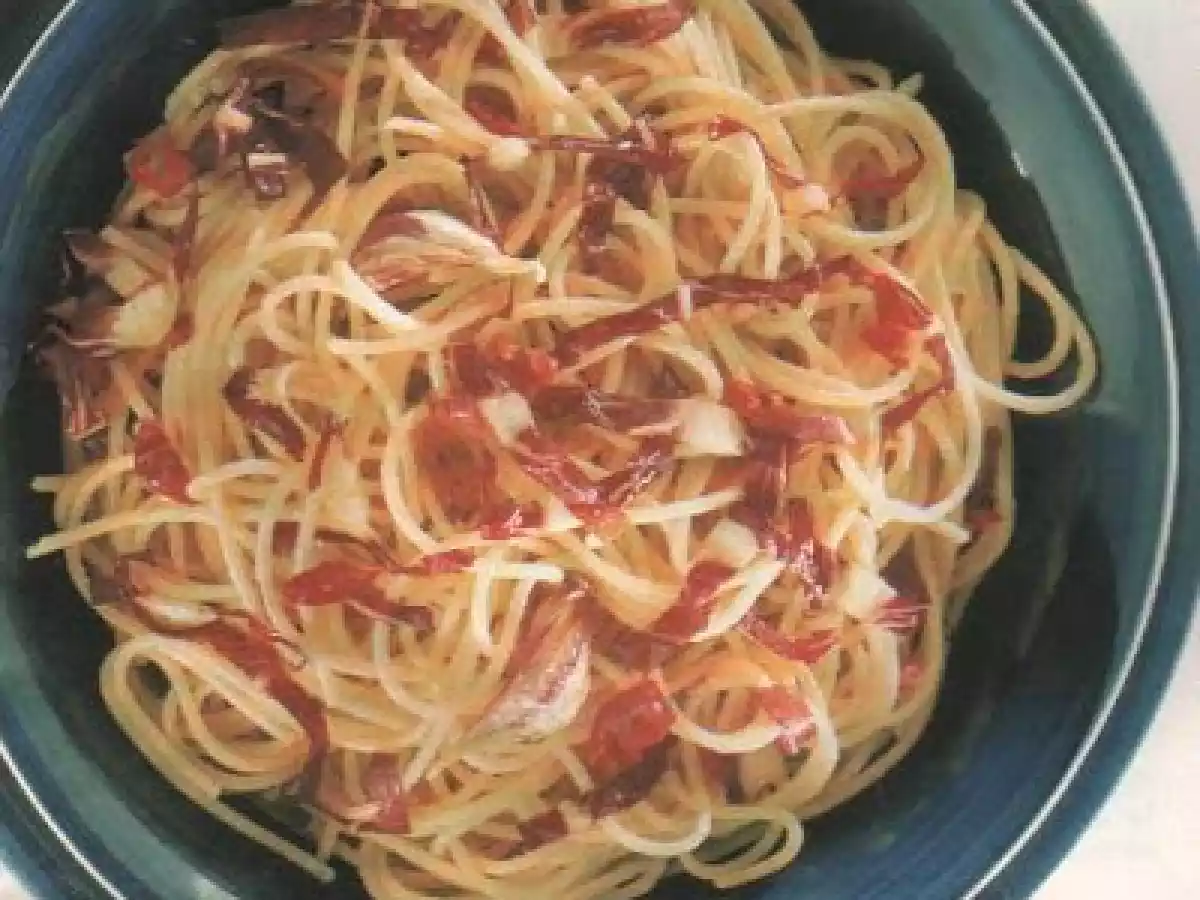 ESPAGUETTI AO ALHO E ÓLEO COM REPOLHO ROXO