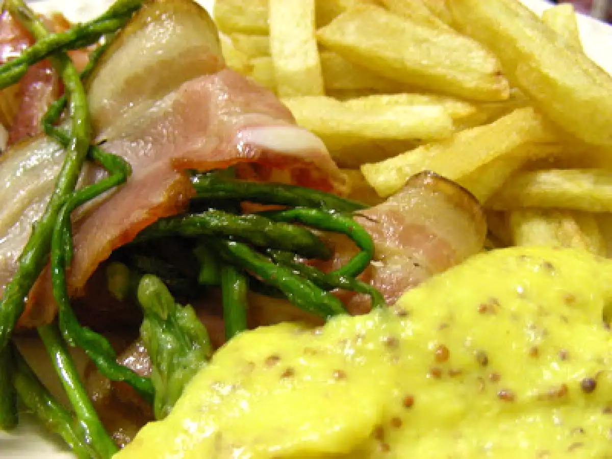 Espargos com molho de ovos, toucinho fumado e batata frita