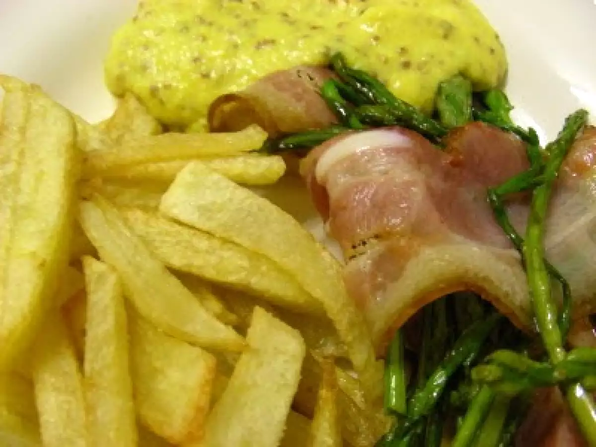 Espargos com molho de ovos, toucinho fumado e batata frita - foto 2