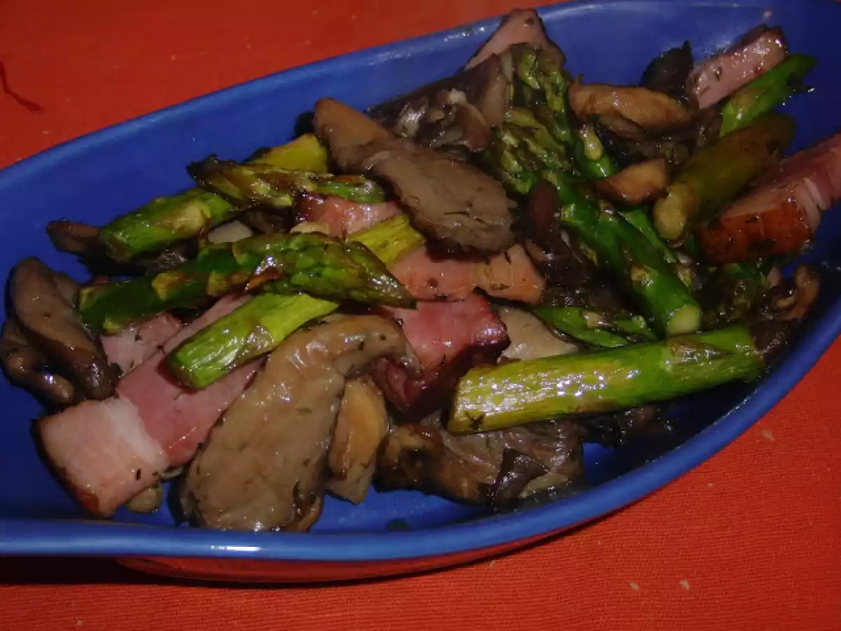 Espargos, pleurotus e bacon salteados