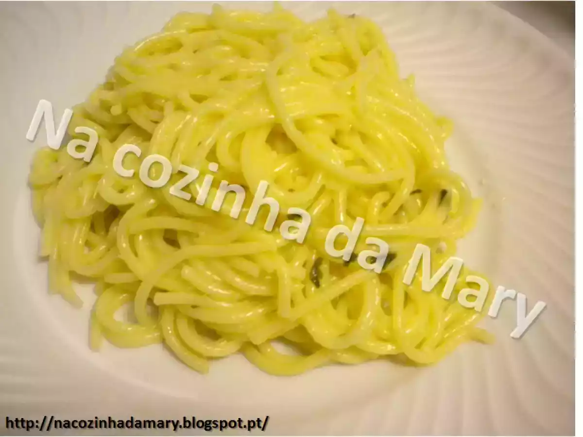 Esparguete al dente com salsa e alho