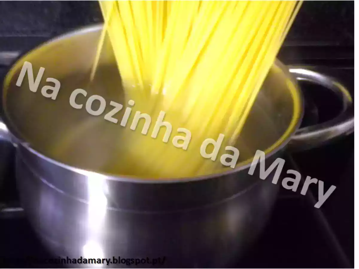 Esparguete al dente com salsa e alho - foto 2