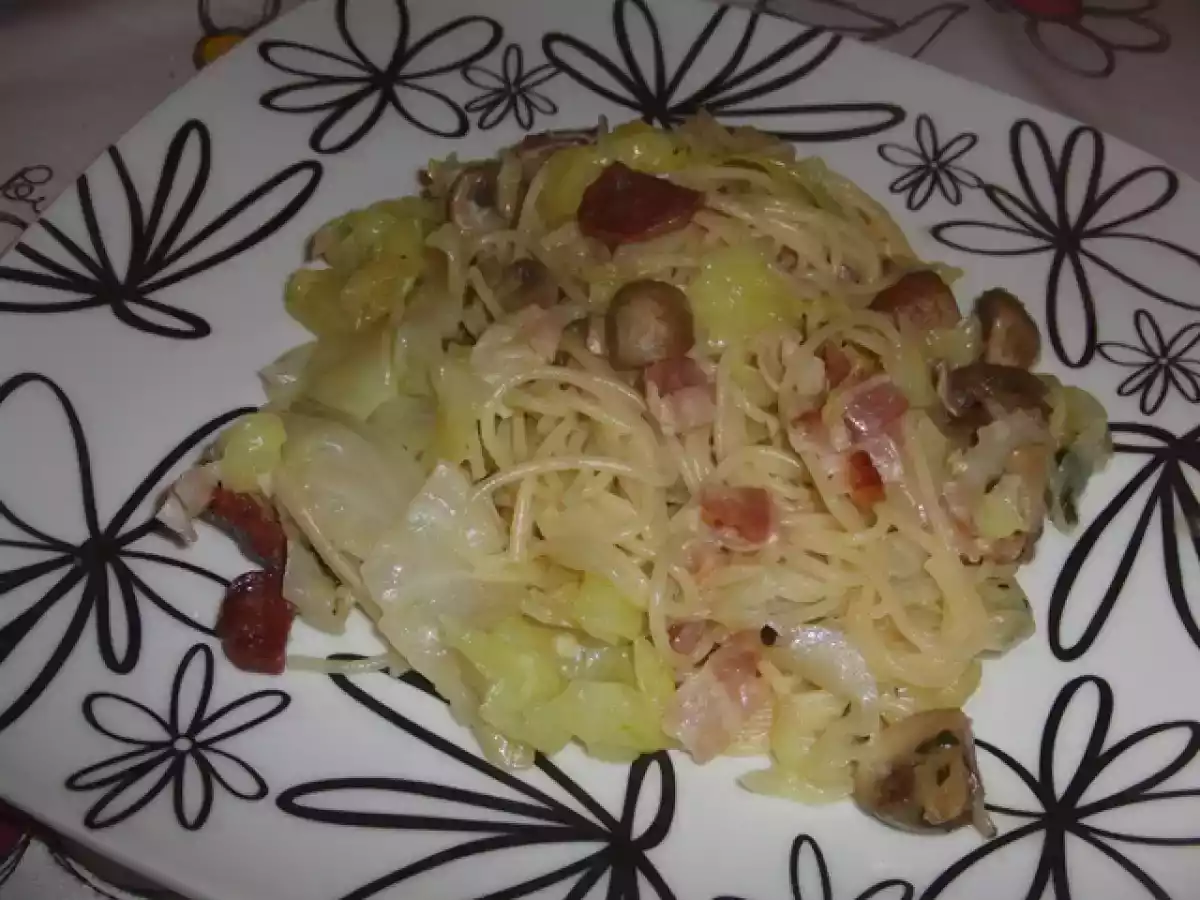 Esparguete c/couve, bacon, cogumelos e tomilho limão