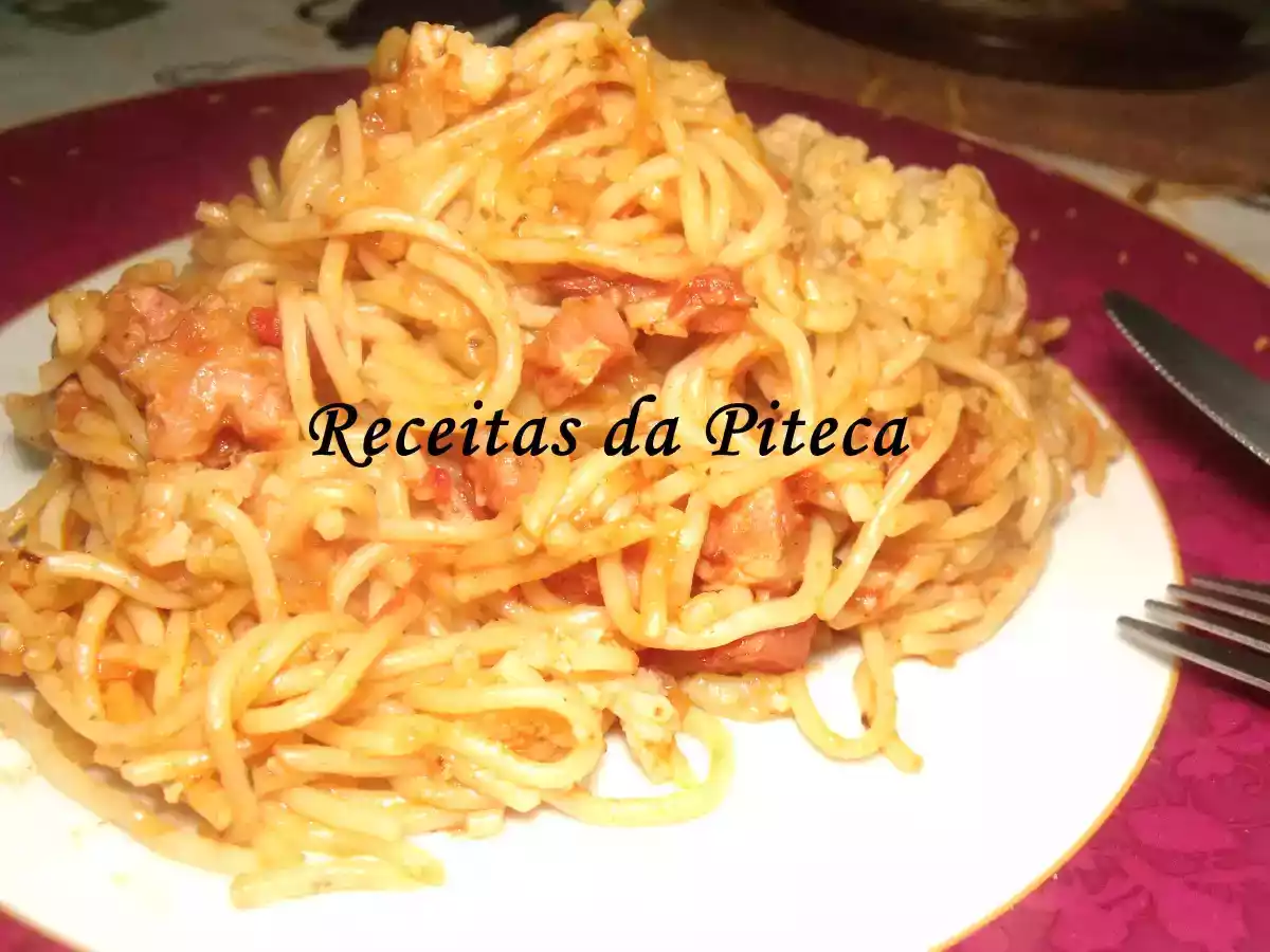 Esparguete com bacon, couve flor e tomate