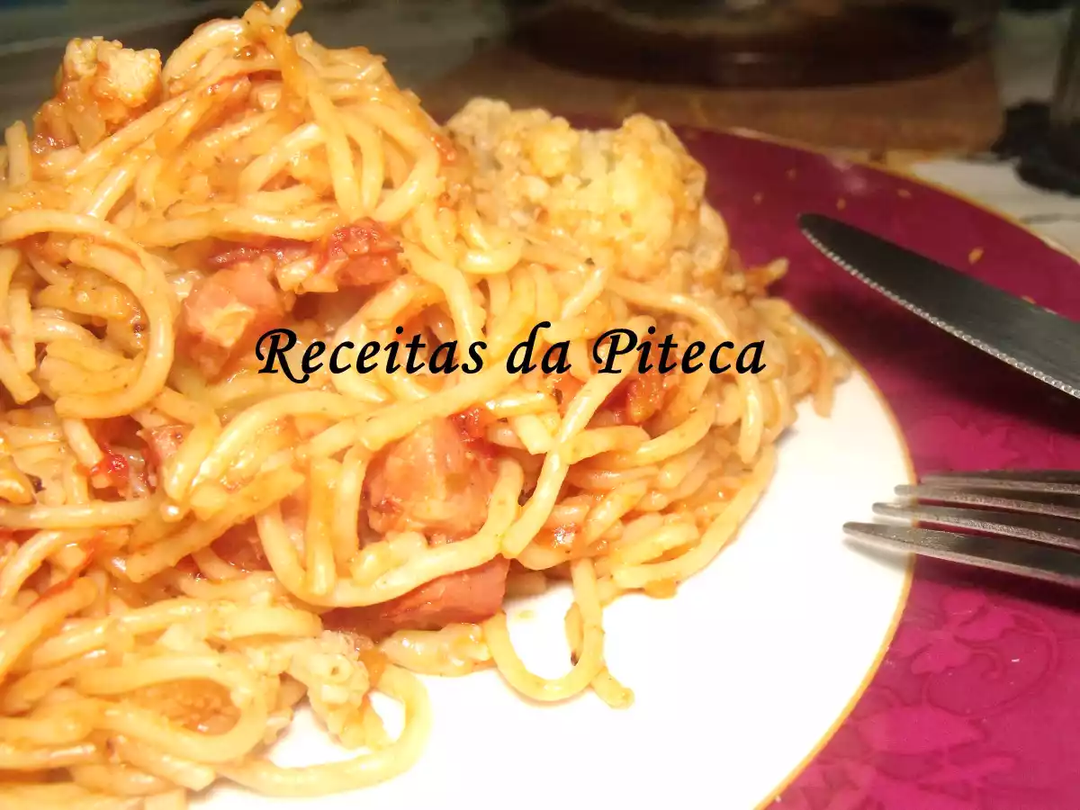 Esparguete com bacon, couve flor e tomate - foto 2
