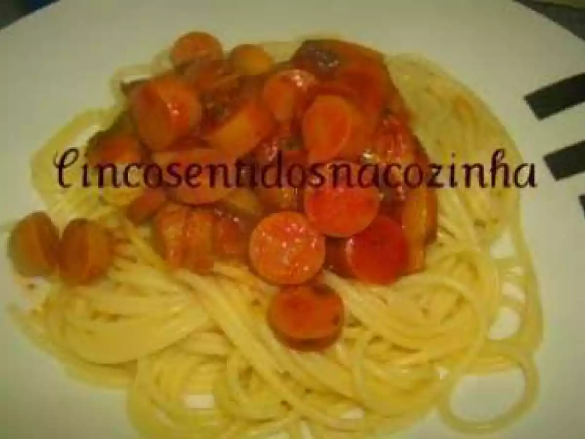 Esparguete com bolonhesa de salsichas