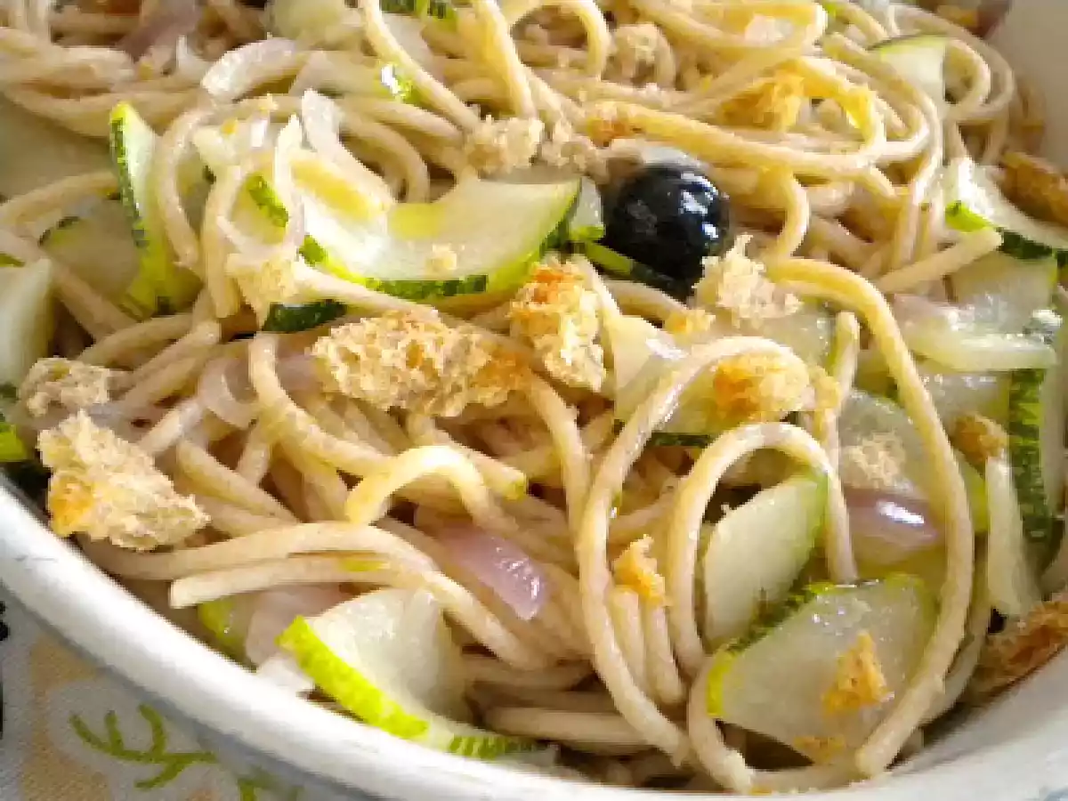 Esparguete com courgette e azeitonas