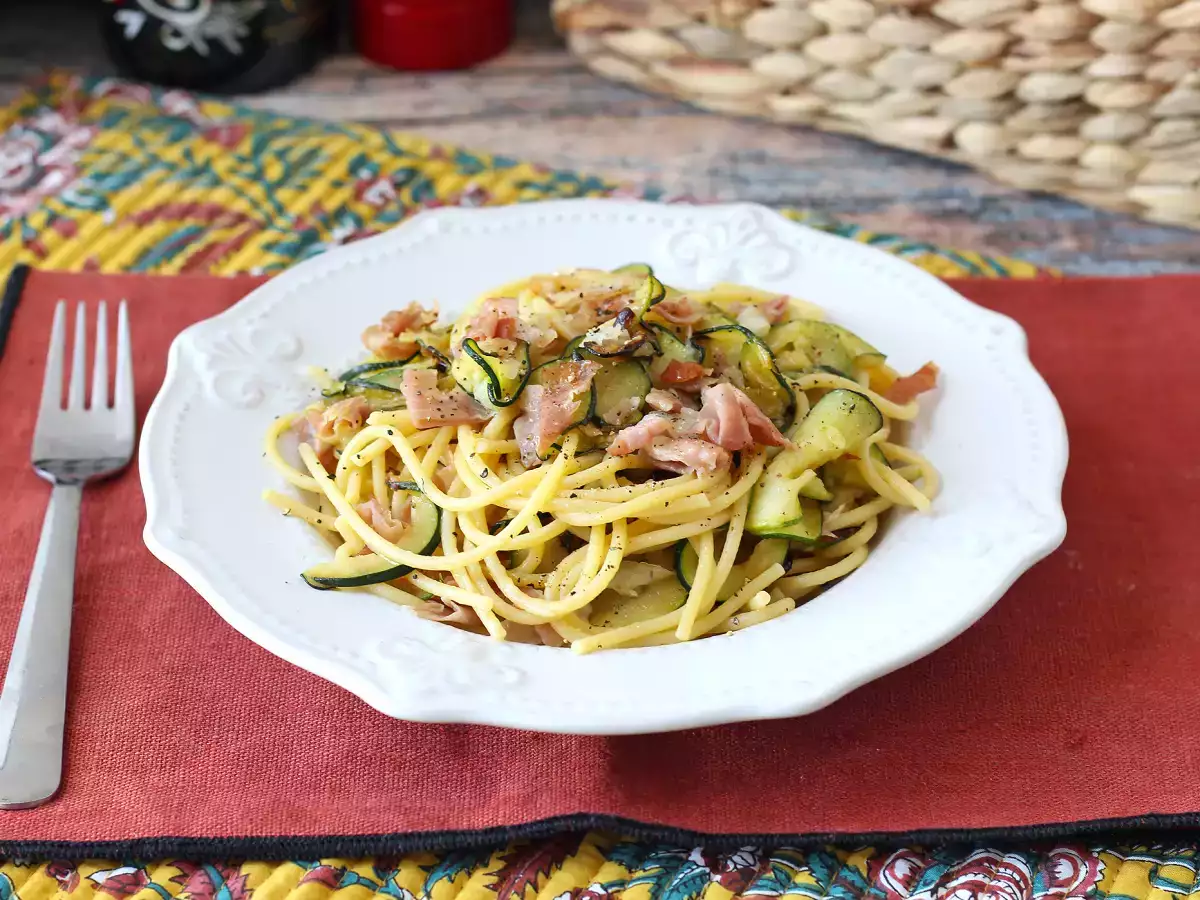 Esparguete com curgete e speck crocante: receita rápida e saborosa - foto 2