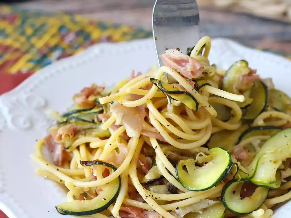 Esparguete com curgete e speck crocante: receita rápida e saborosa - foto 3