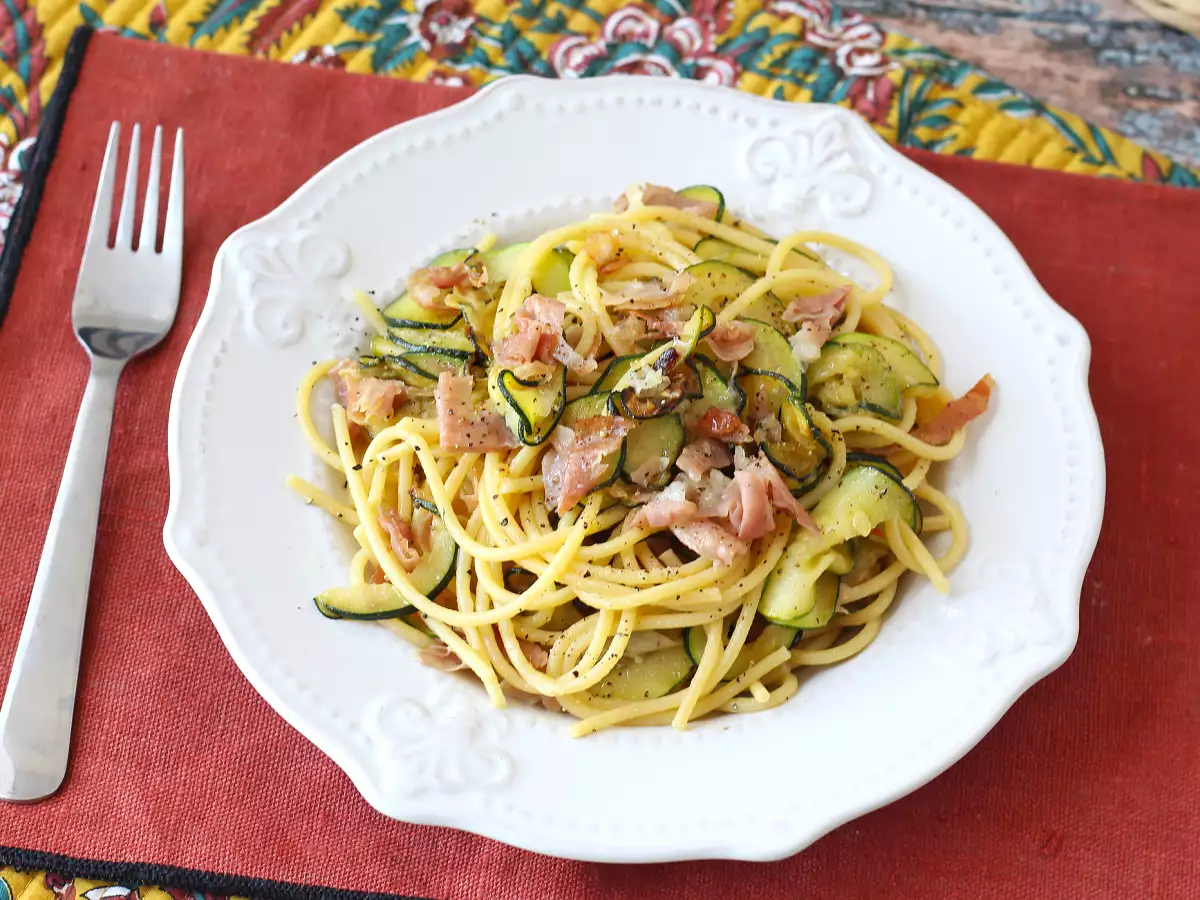 Esparguete com curgete e speck crocante: receita rápida e saborosa - foto 4