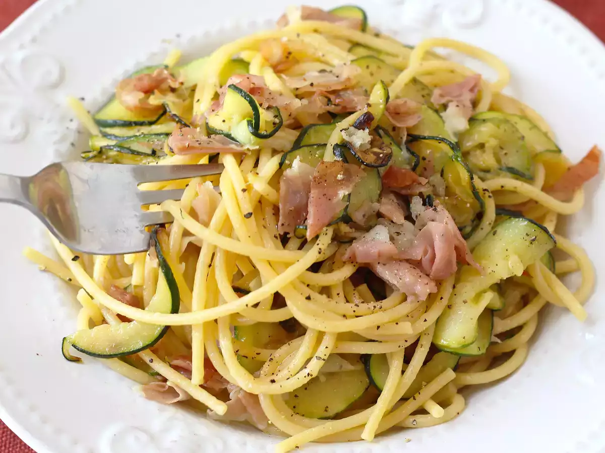 Esparguete com curgete e speck crocante: receita rápida e saborosa - foto 5