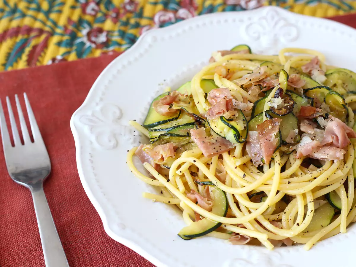Esparguete com curgete e speck crocante: receita rápida e saborosa - foto 6