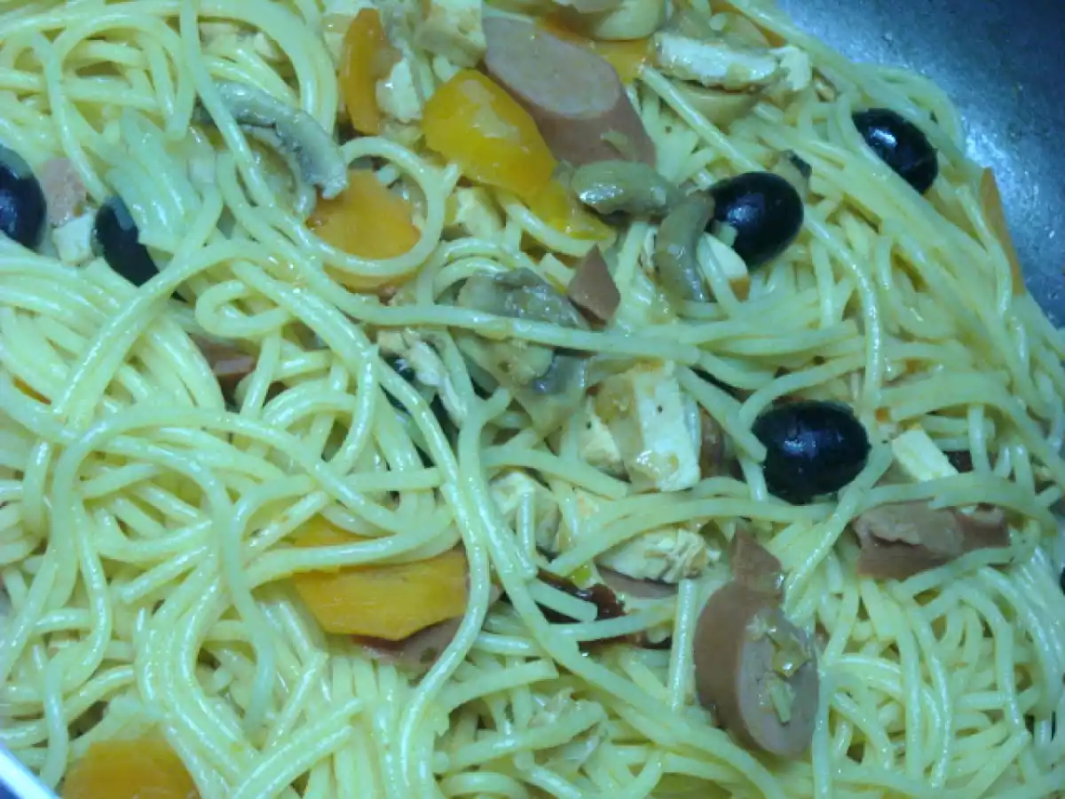 Esparguete com Frango e Salsicha
