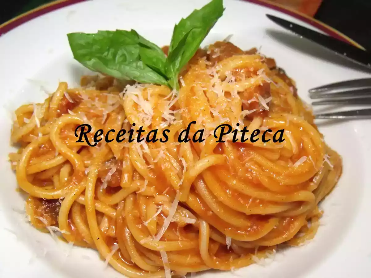 Esparguete com molho de carne grelhada