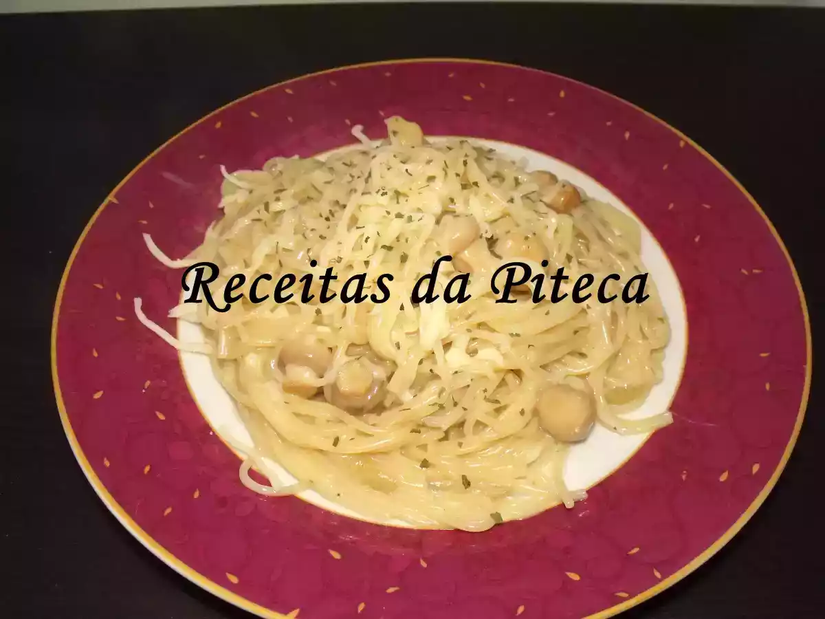 Esparguete com molho de cogumelos e anchovas