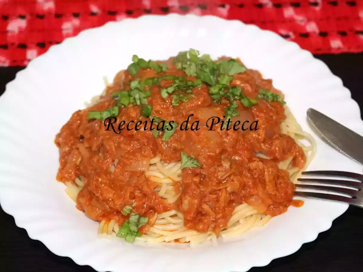 Esparguete com molho de tomate, atum e mangericão