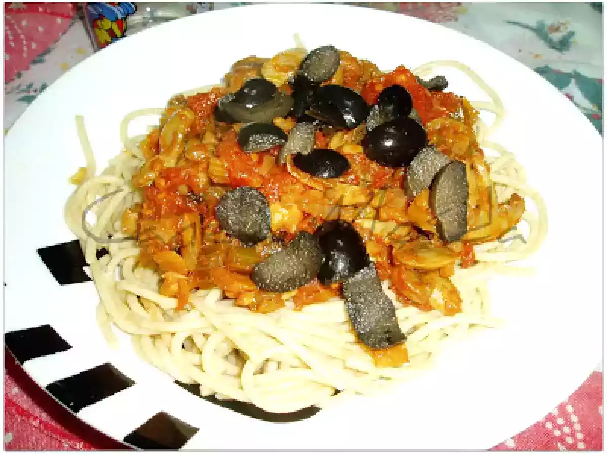 Esparguete com molho de tomate e aipo