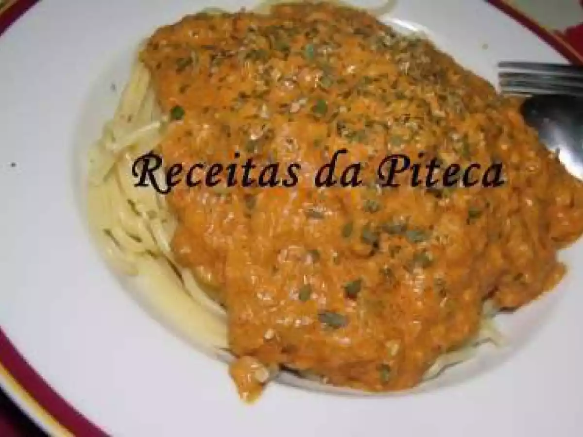 Esparguete com molho de tomate e queijo